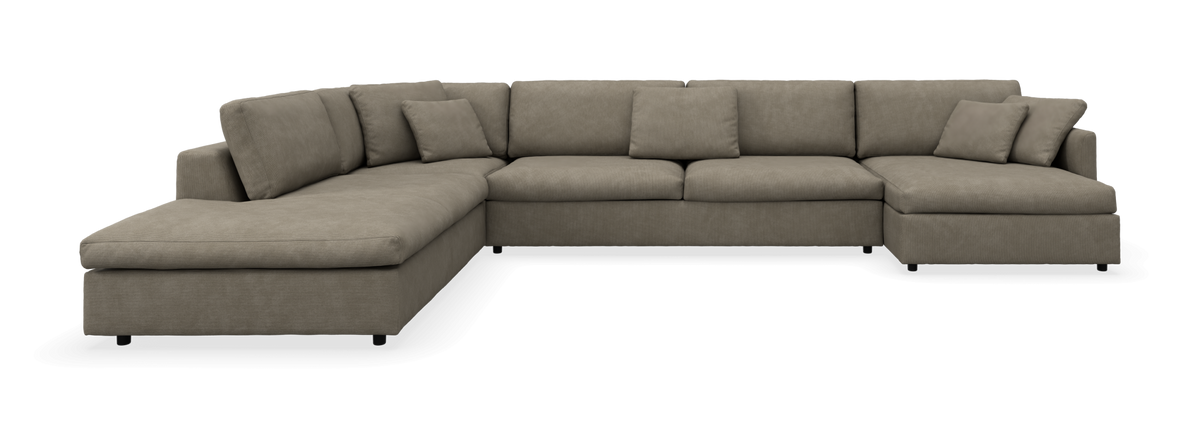 Modulær U‑sofa i beige stof med chaiselong i begge ender og løse puder, fritlagt produktfoto.