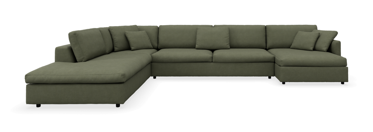 Olivengrøn modul hjørnesofa i L‑form med chaiselonger i begge ender, frilagt på sort baggrund.