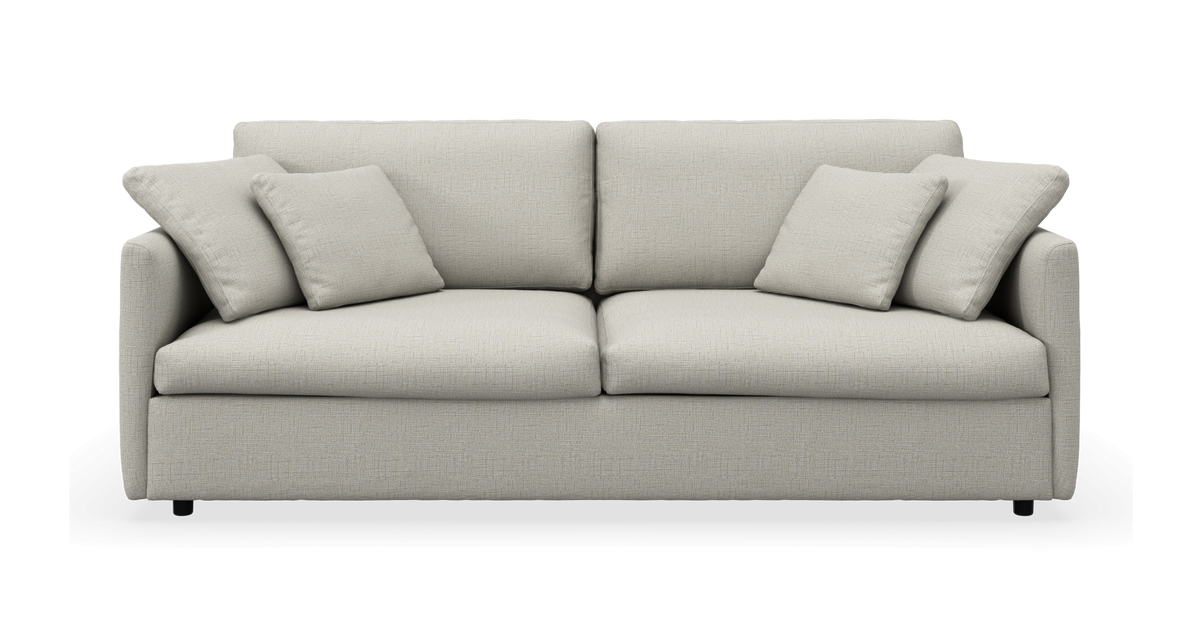 Lys beige 2‑personers sofa med fire puder, set forfra mod hvid baggrund.