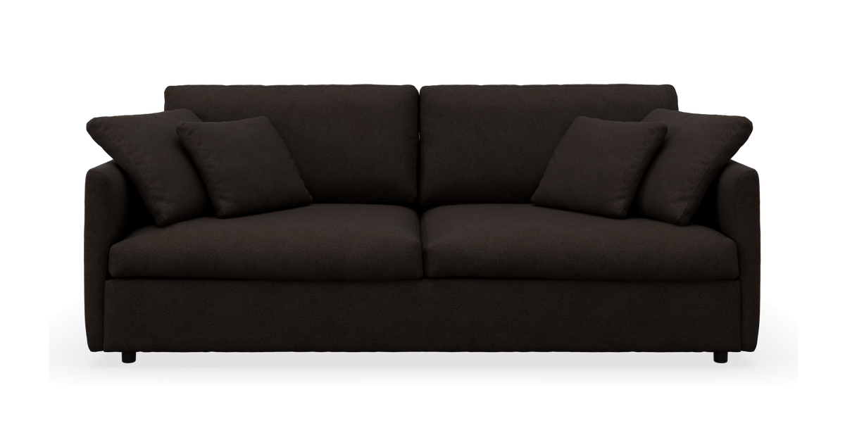 Mørkebrun 2‑personers sofa med fire puder set forfra, fritlagt på neutral baggrund.