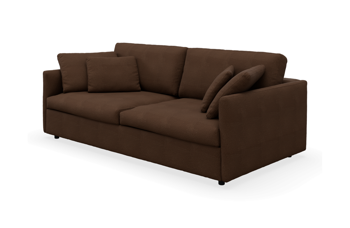 Brun tresæders stofsofa med løse puder, frilagt på neutral baggrund.