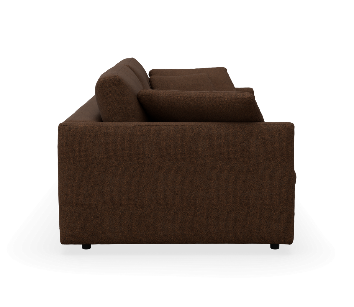 Brun sofa set fra siden med puder.