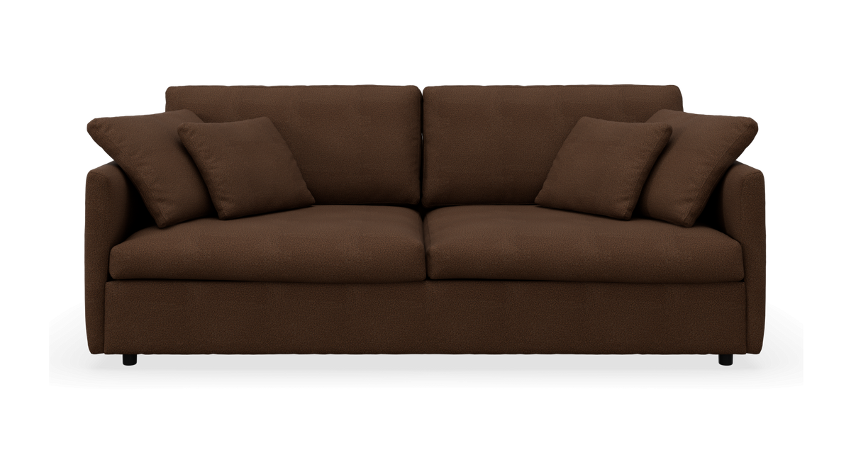 Brun sofa med fire puder, set forfra.