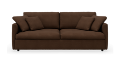 Brun sofa med fire puder, set forfra.