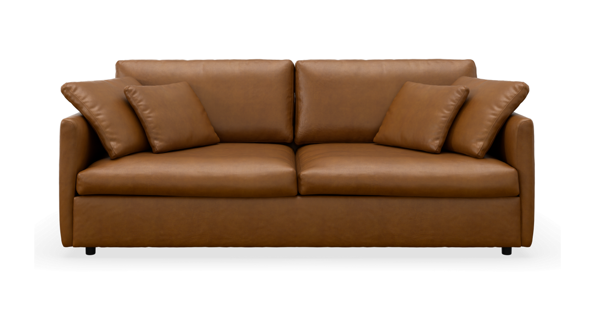 Brun lædersofa med fire løse puder, set forfra.