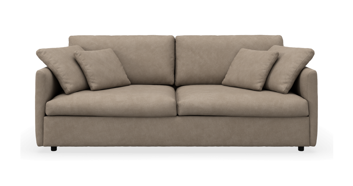 Beige tresæders stofsofa med fire matchende puder, frontvisning.