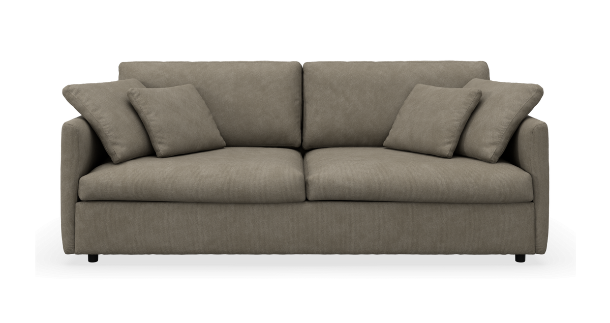 Tosædet sofa i taupe stof med fire løse puder, set forfra.