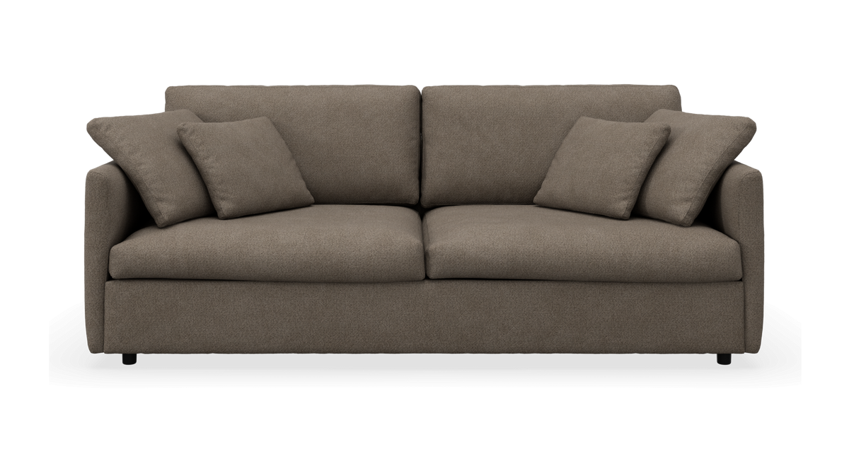 Brun 2-personers stofsofa med fire puder, frontvisning.