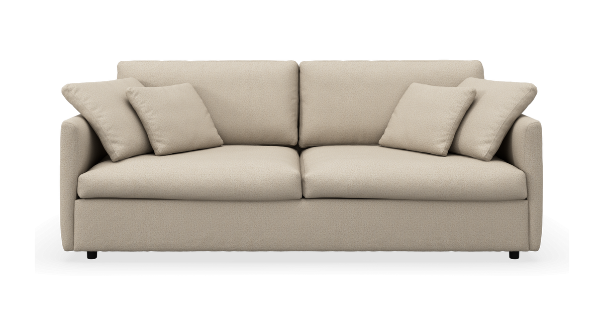 Beige stofsofa med to pladser og fire løse puder, set forfra.