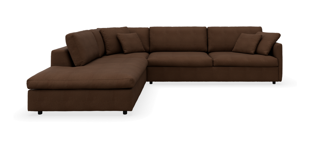 Brun L‑formet modulsofa med venstre chaiselong og løse puder, frilagt mod sort baggrund.