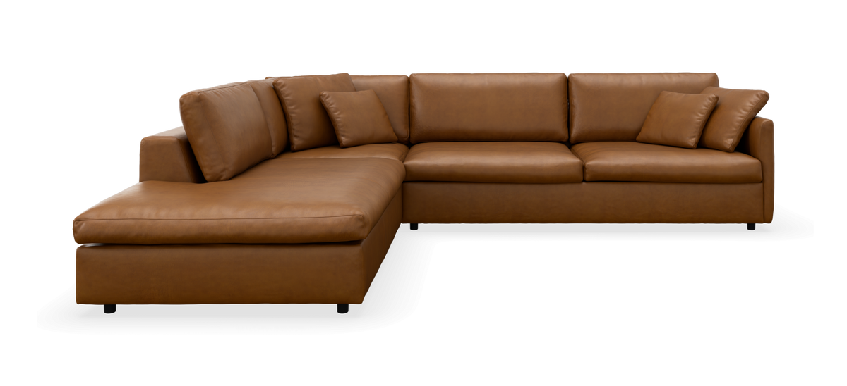 Brun hjørnesofa i læder med chaiselong og løse puder.