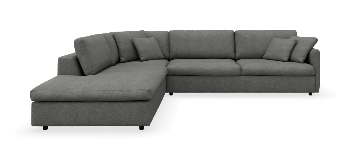 Mørkegrå hjørnesofa med venstrevendt chaiselong, tre siddepladser og løse puder.