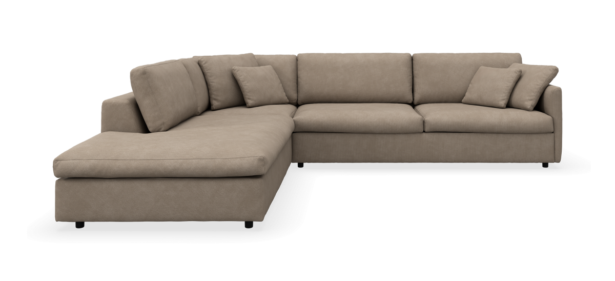 Beige L-formet hjørnesofa med venstrevendt chaiselong, løse ryghynder og to pyntepuder.