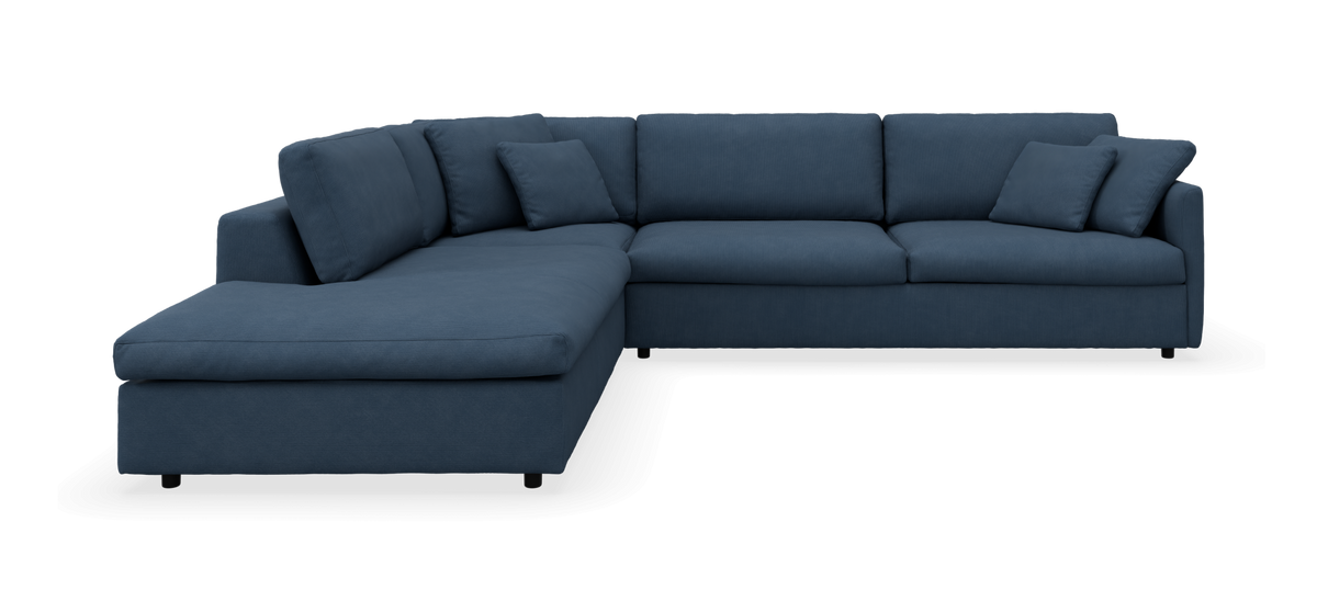 Blå L-formet hjørnesofa med chaiselong og løse ryg- og pyntepuder.