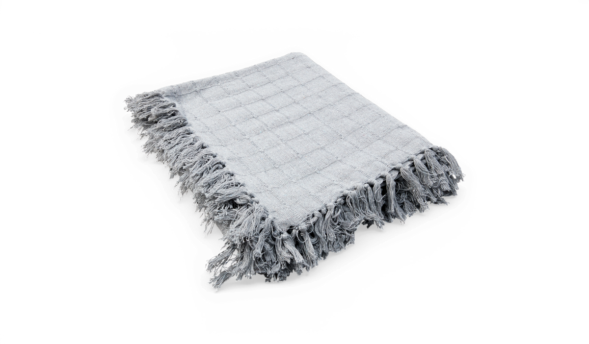 Gråt plaid med ternet struktur og frynser, foldet og frilagt på sort baggrund.