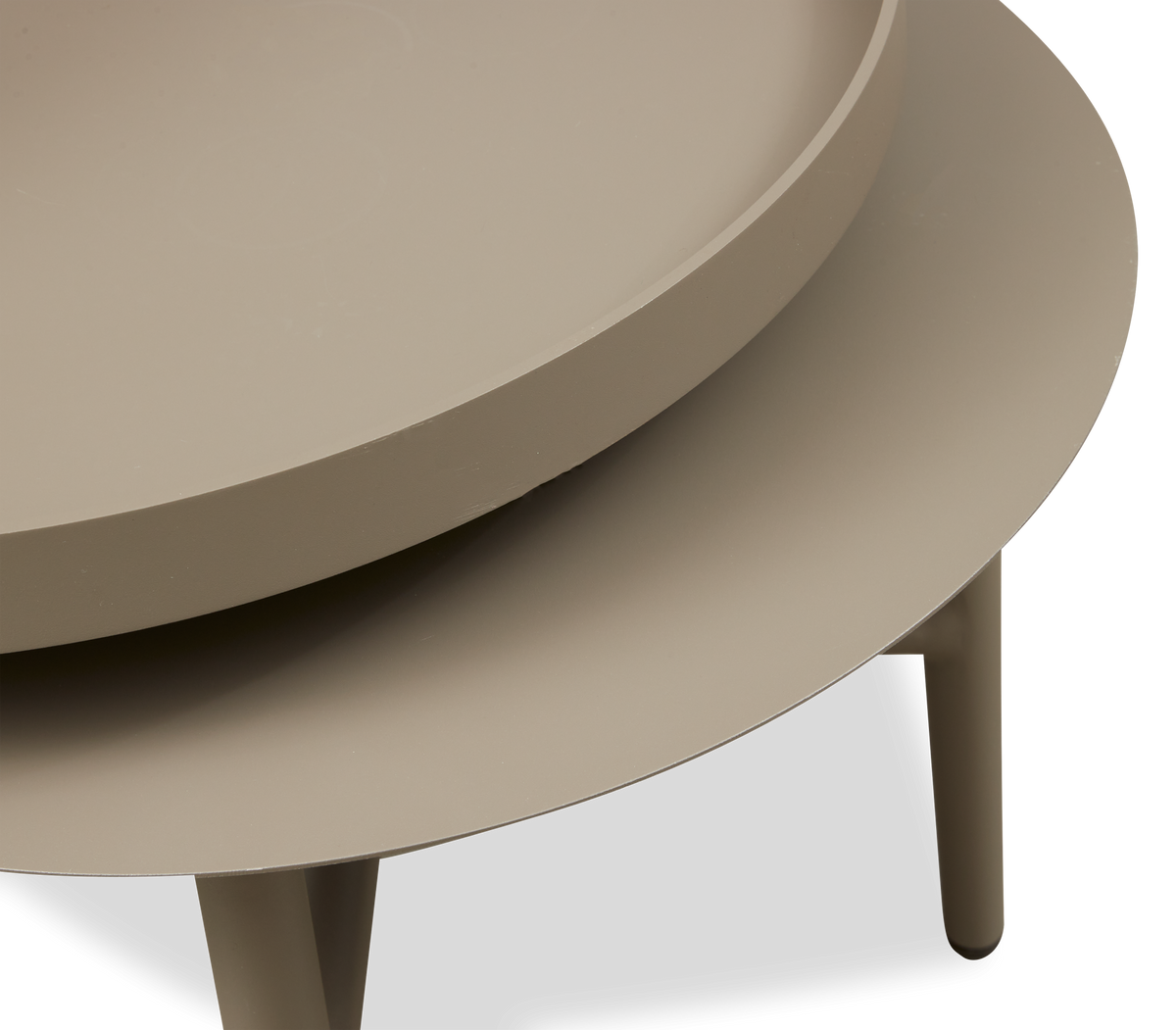 Nærbillede af rundt todelt beige metal-sidebord.