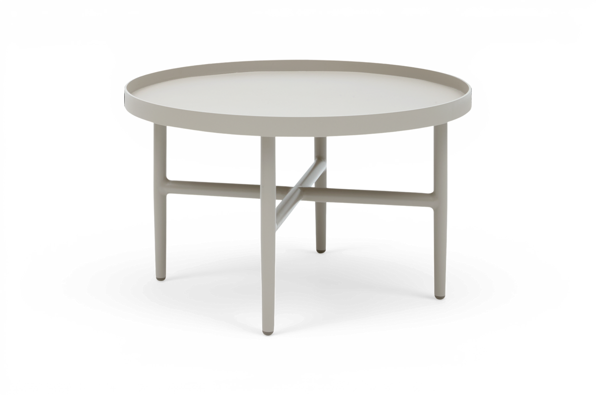 Rundt sidebord i beige metal med forhøjet kant og trebenet stel, frilagt baggrund.