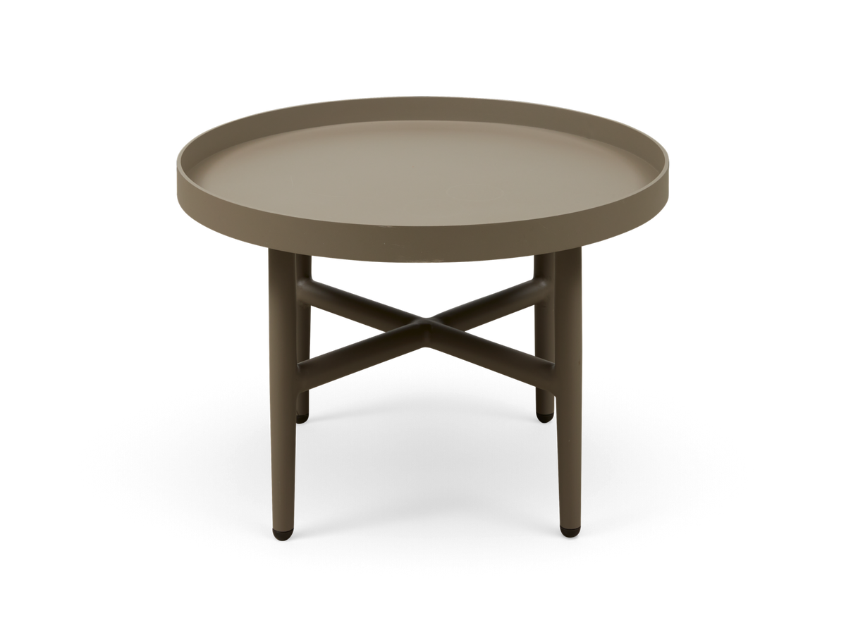 Rundt sidebord i taupe med bakke-kant og tre ben med krydsstag, fritlagt på hvid baggrund.