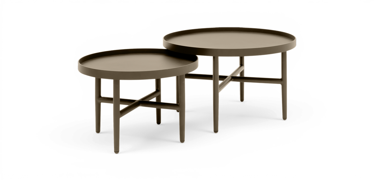 Sæt med to runde sæt-borde i mat taupe metal på hvid baggrund.