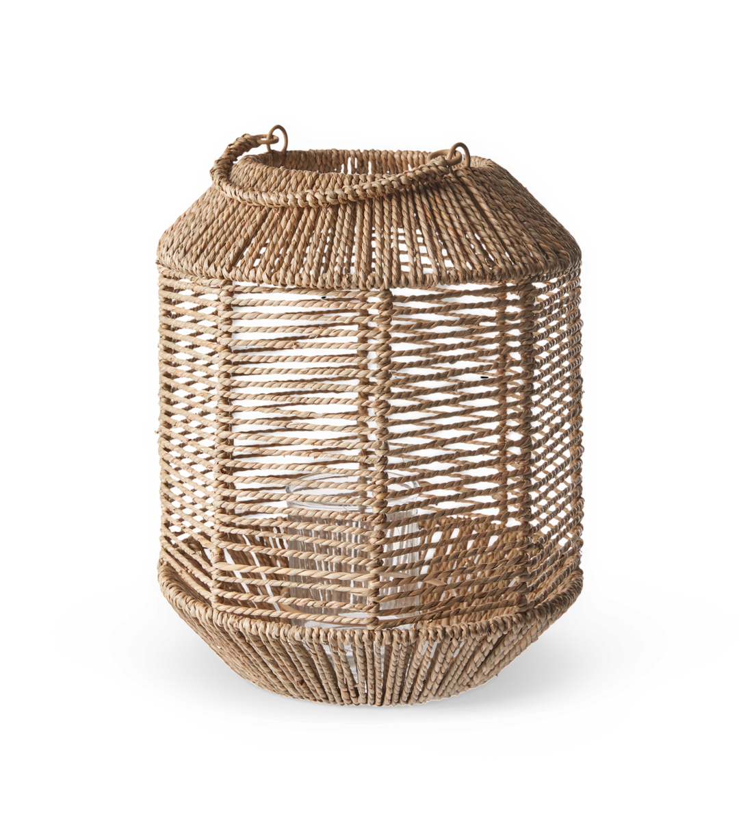 Flettet rattanlanterne i naturfarve med glasindsats til lys og bærehank.