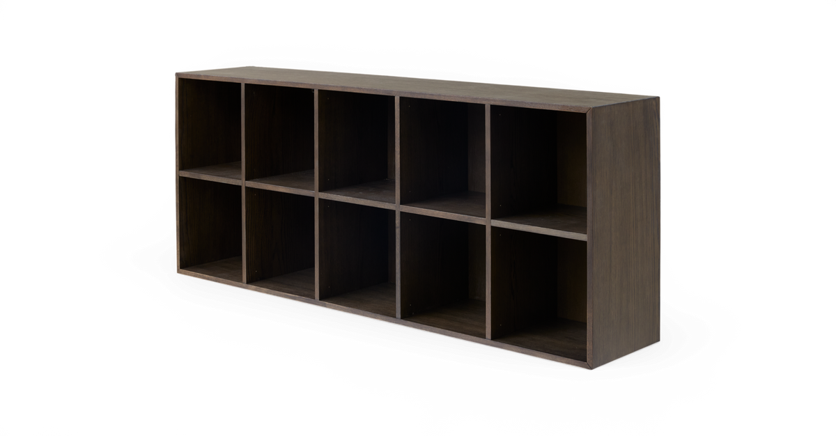 Brun modulreol i træ med 8 kvadratiske rum, frilagt.