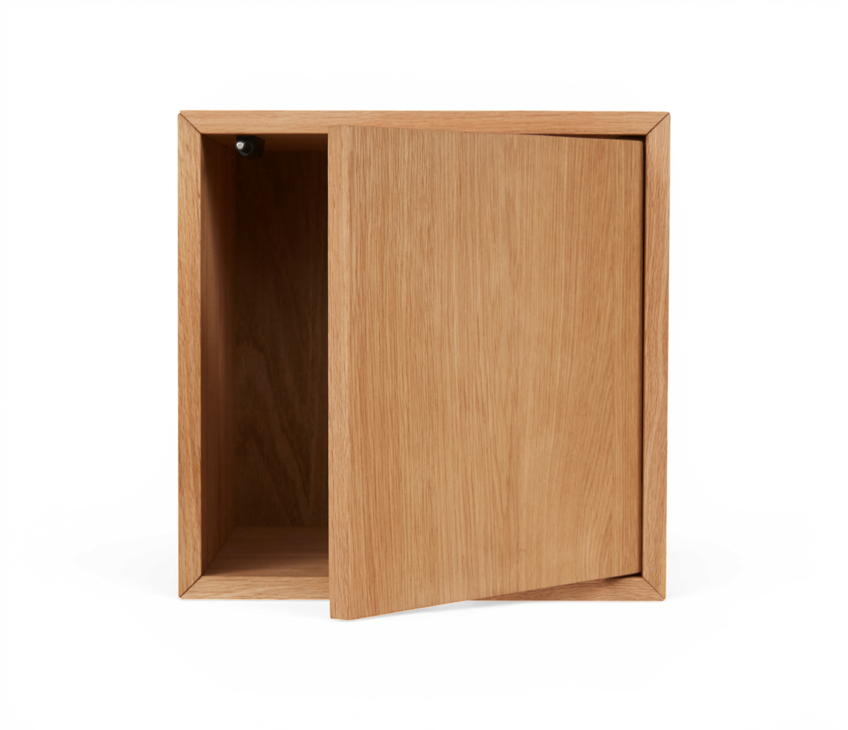 Lille vægskab i eg med en enkelt dør på klem, minimalistisk design.