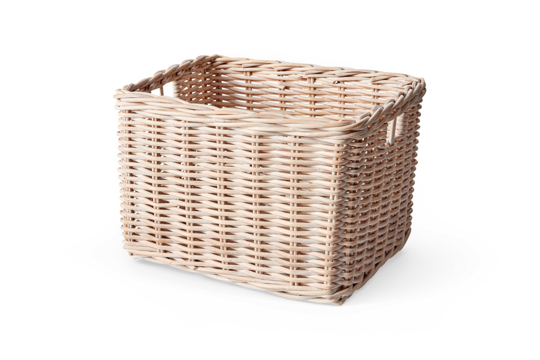 Rektangulær flettet opbevaringskurv i lys rattan med håndtag.