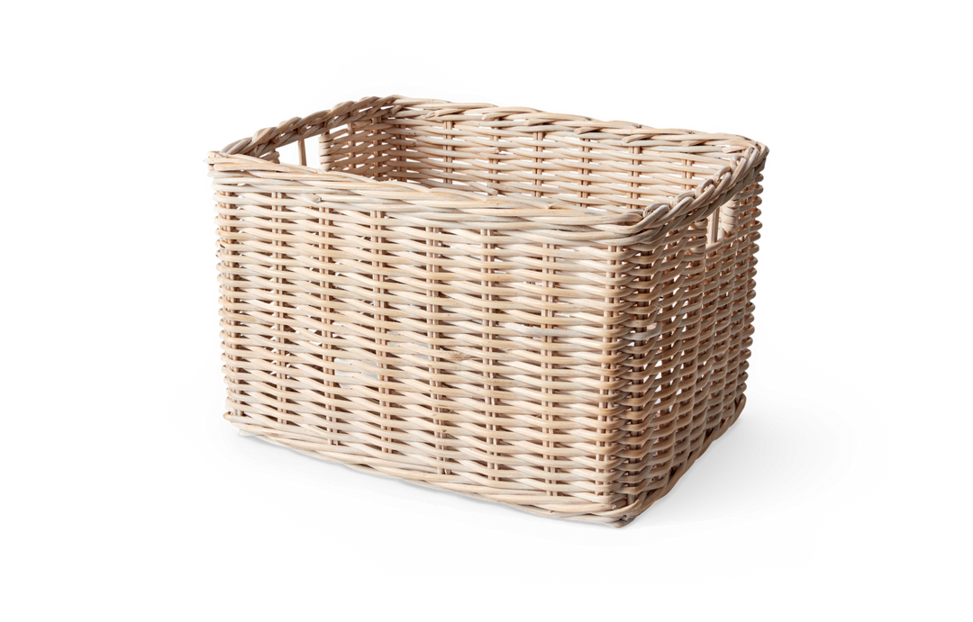 Lys beige rektangulær flettet rattan-kurv med integrerede håndtag, frilagt på hvid baggrund.