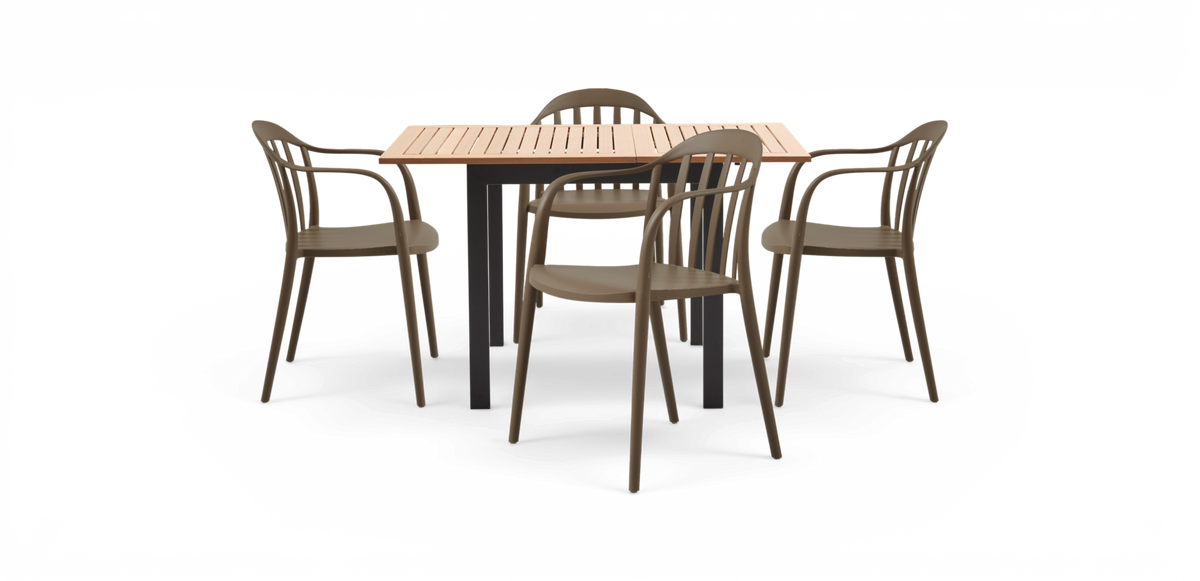 Havemøbelsæt med rektangulært bord med trælister og sorte ben, fire beige stabelbare armstole.