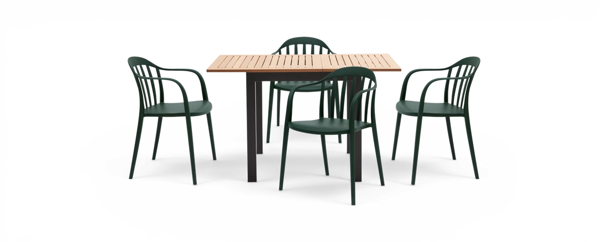 Firkantet bord med rillet træbordplade og sorte ben, omgivet af fire mørkegrønne stole.