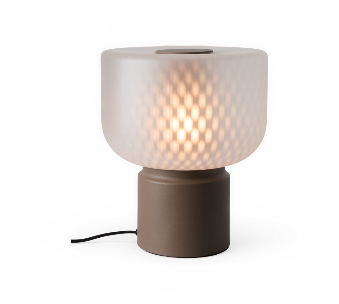 Bordlampe med mat mønstret glas og brun cylindrisk fod, varmt lys.