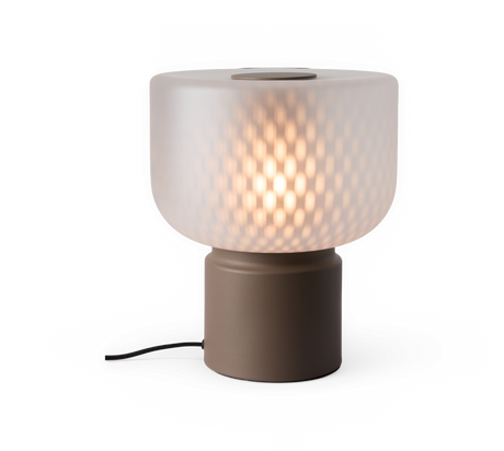 Bordlampe med mat mønstret glas og brun cylindrisk fod, varmt lys.