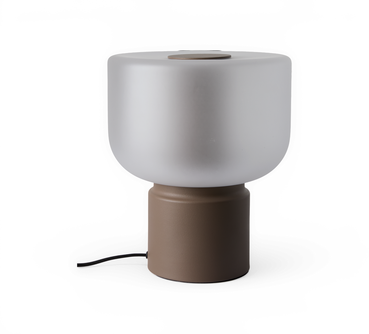 Bordlampe med mat hvid glasskærm og brun cylindrisk base med sort ledning.