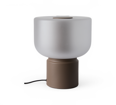 Bordlampe med mat hvid glasskærm og brun cylindrisk base med sort ledning.
