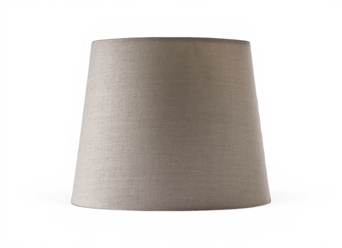 Beige lampeskærm i konisk form mod sort baggrund.