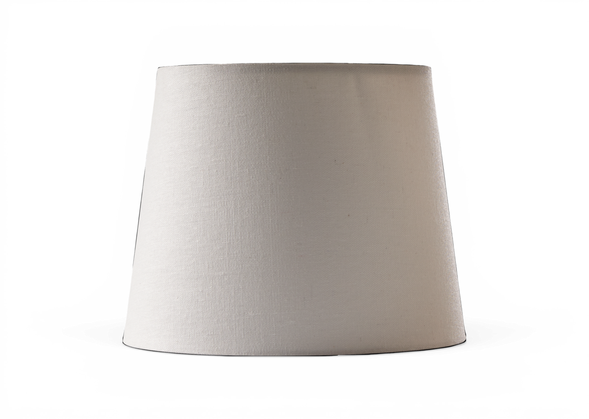 Beige stoflampeskærm i let kegleform, frilagt på hvid baggrund.