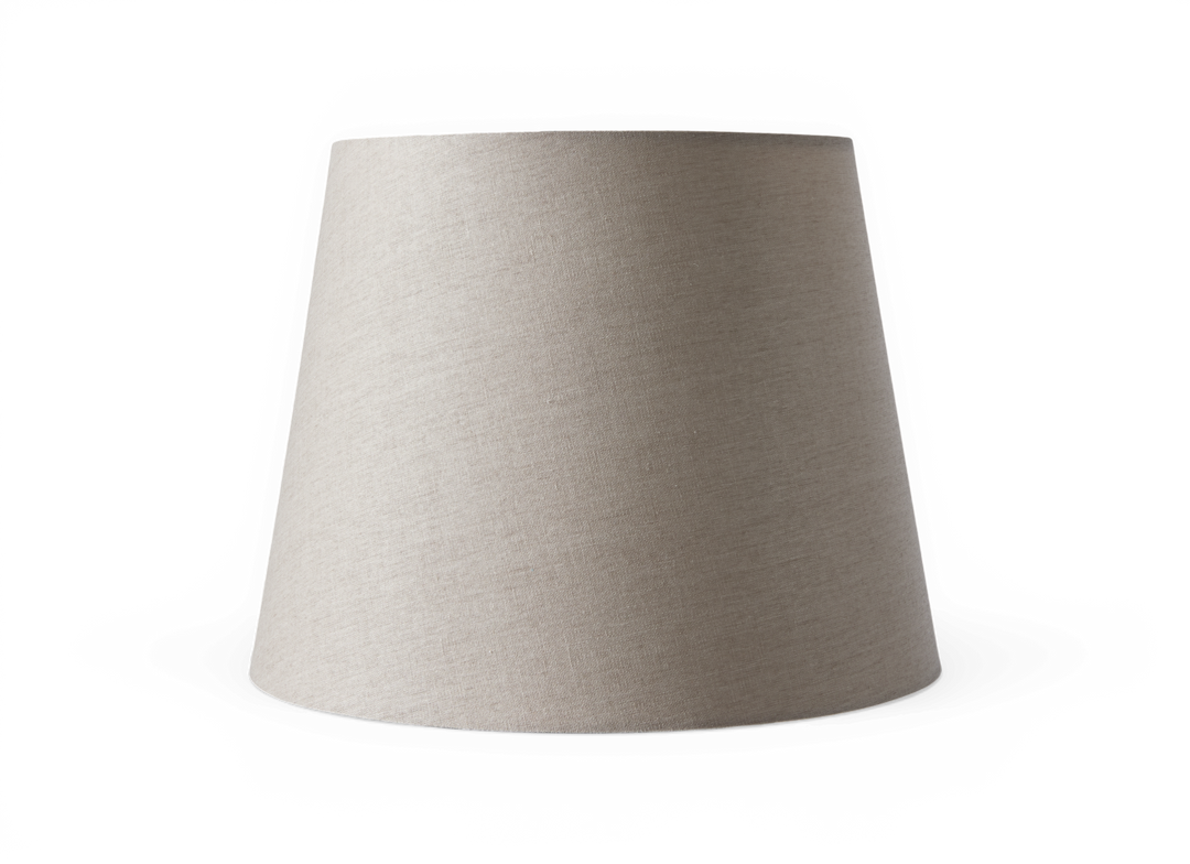 Beige konisk lampeskærm i stof, frilagt på hvid baggrund.