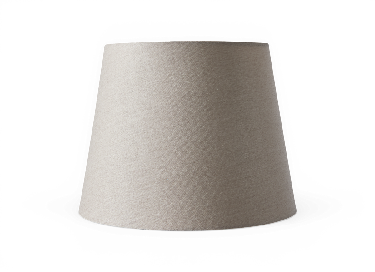 Beige konisk lampeskærm i stof, frilagt på hvid baggrund.
