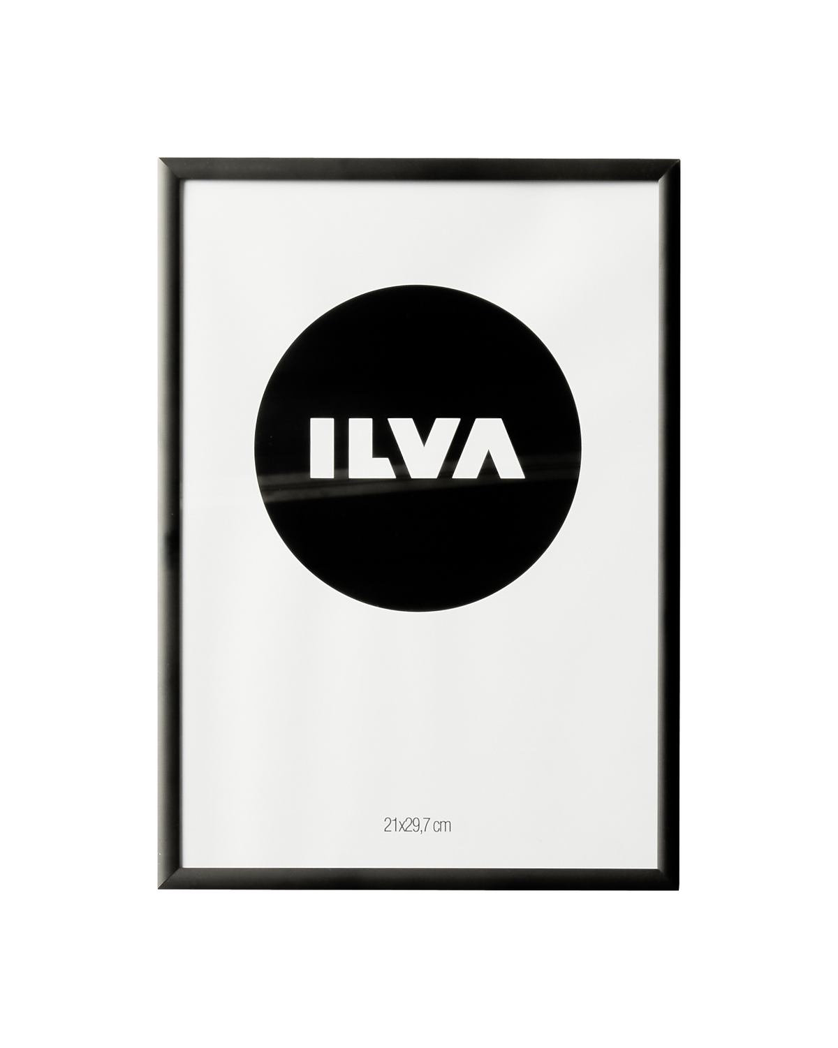 Sort rund logotype med hvidt ord "ILVA" centralt.