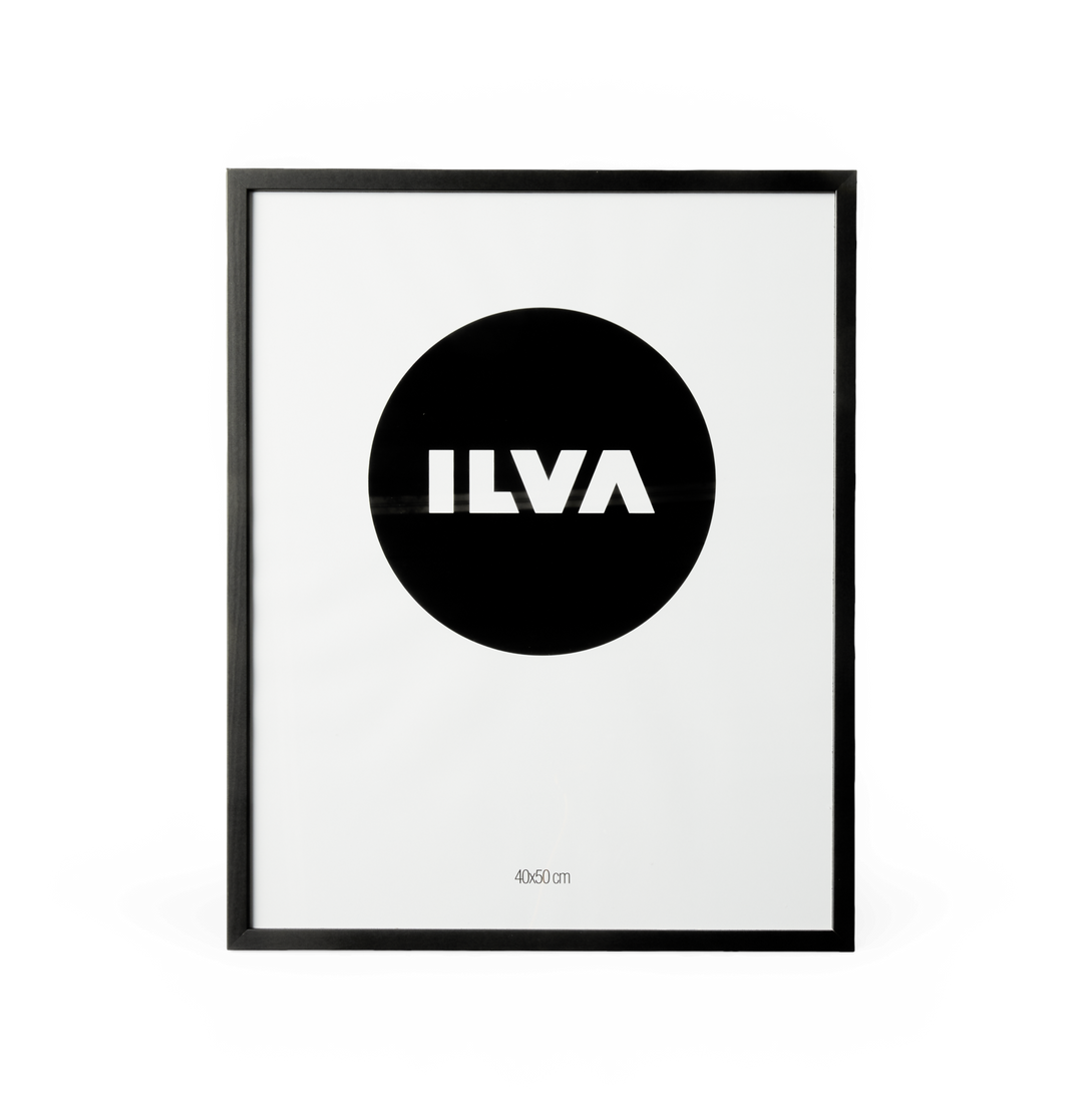 Sort ram med hvid plakat med sort cirkel og ILVA‑logo, 40×50 cm.