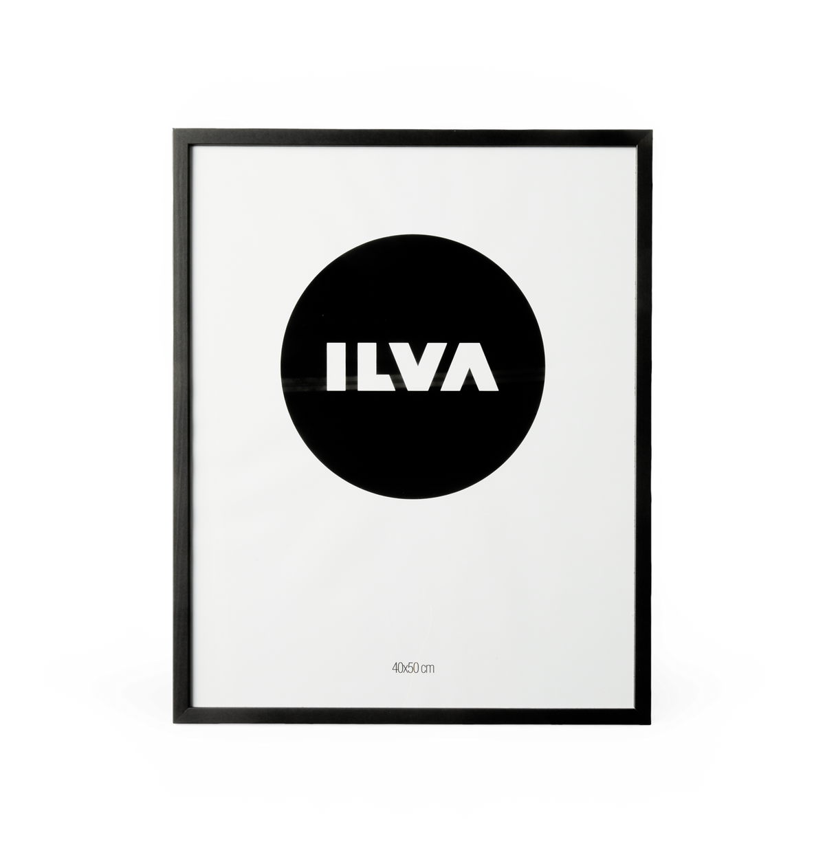Sort ram med hvid plakat med sort cirkel og ILVA‑logo, 40×50 cm.
