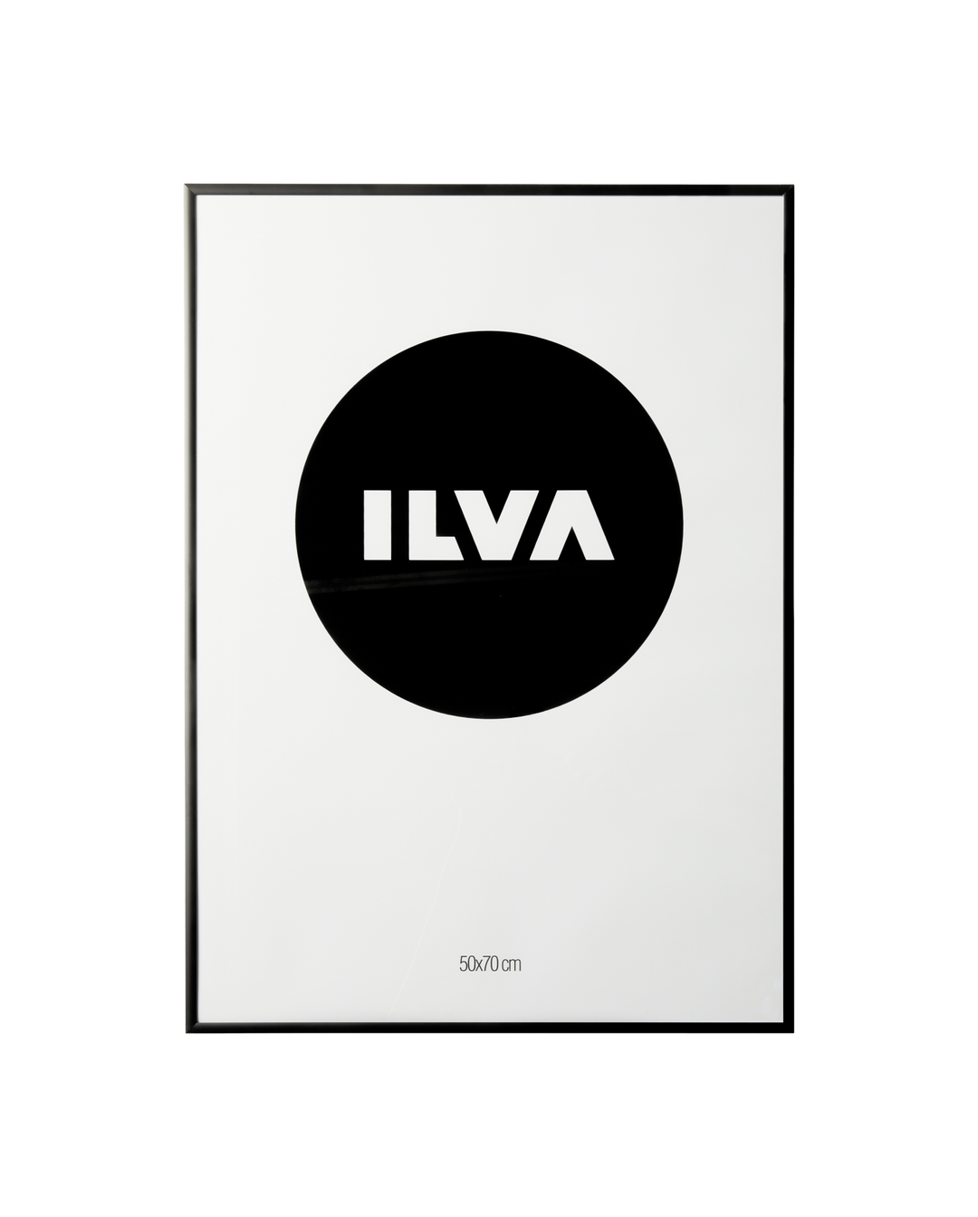 Sort cirkel med hvidt ILVA‑logo i negativt rum, minimalistisk og med høj kontrast.