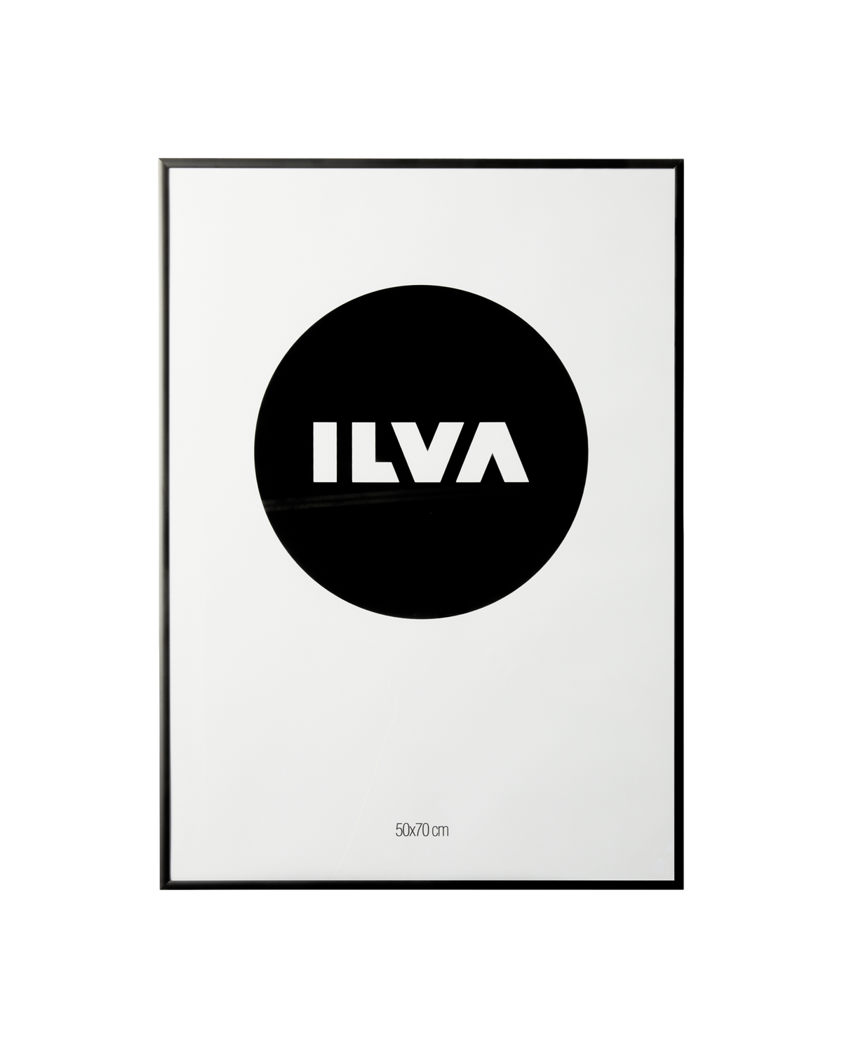 Sort cirkel med hvidt ILVA‑logo i negativt rum, minimalistisk og med høj kontrast.