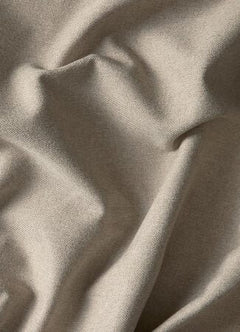 Beige stof i close-up med blød vævning og naturlige folder.