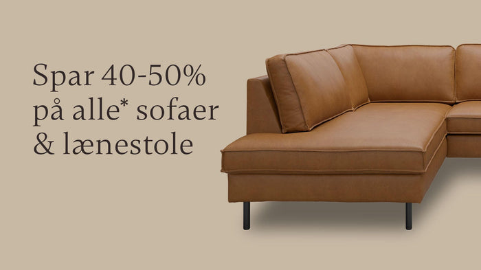 Spar 40–50% på alle* sofaer og lænestole; brun hjørnesofa på beige baggrund.
