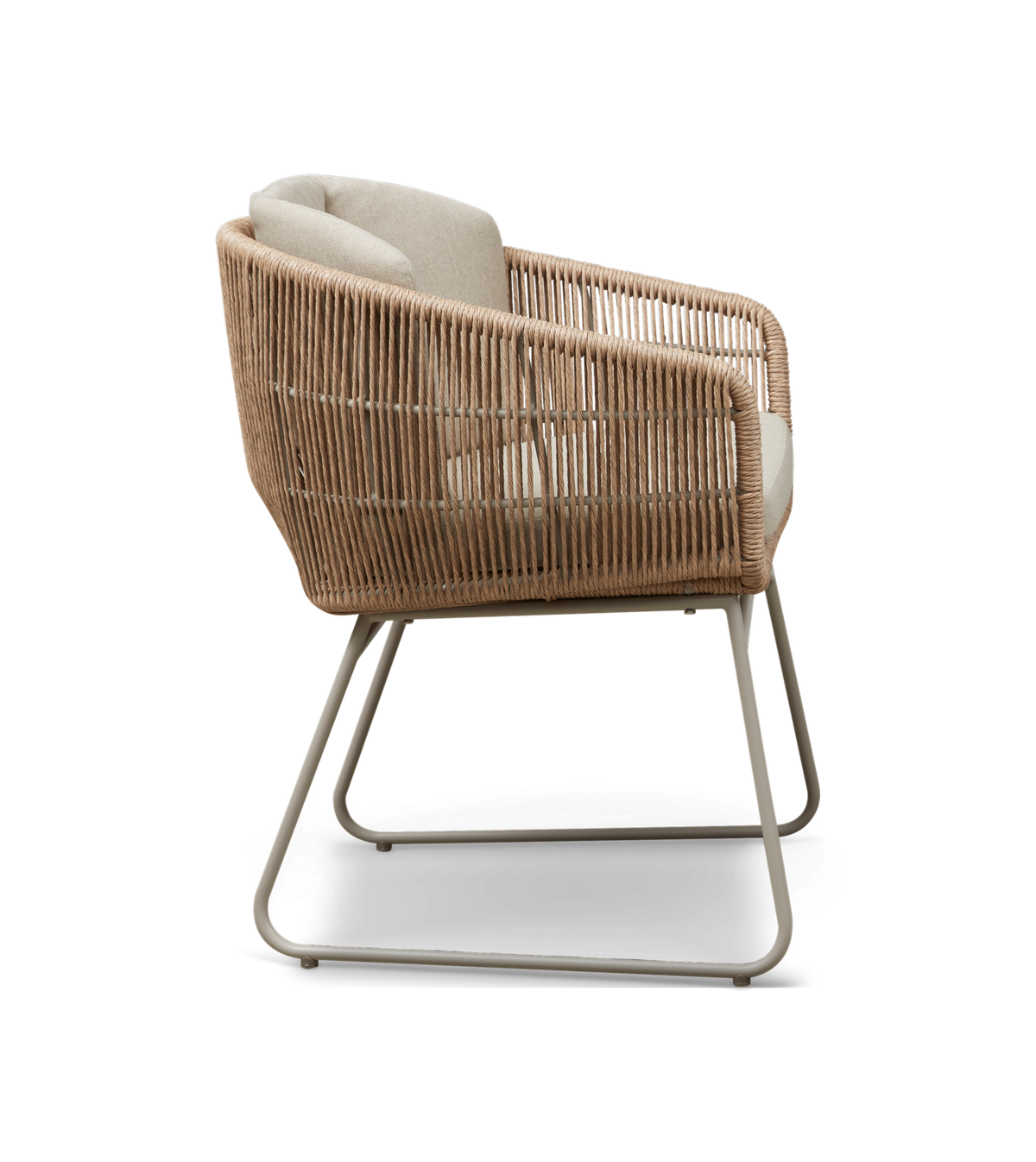 Lænestol i naturfarvet flet/rep med beige hynder og metalmeder, frilagt på hvid baggrund i sidevisning.
