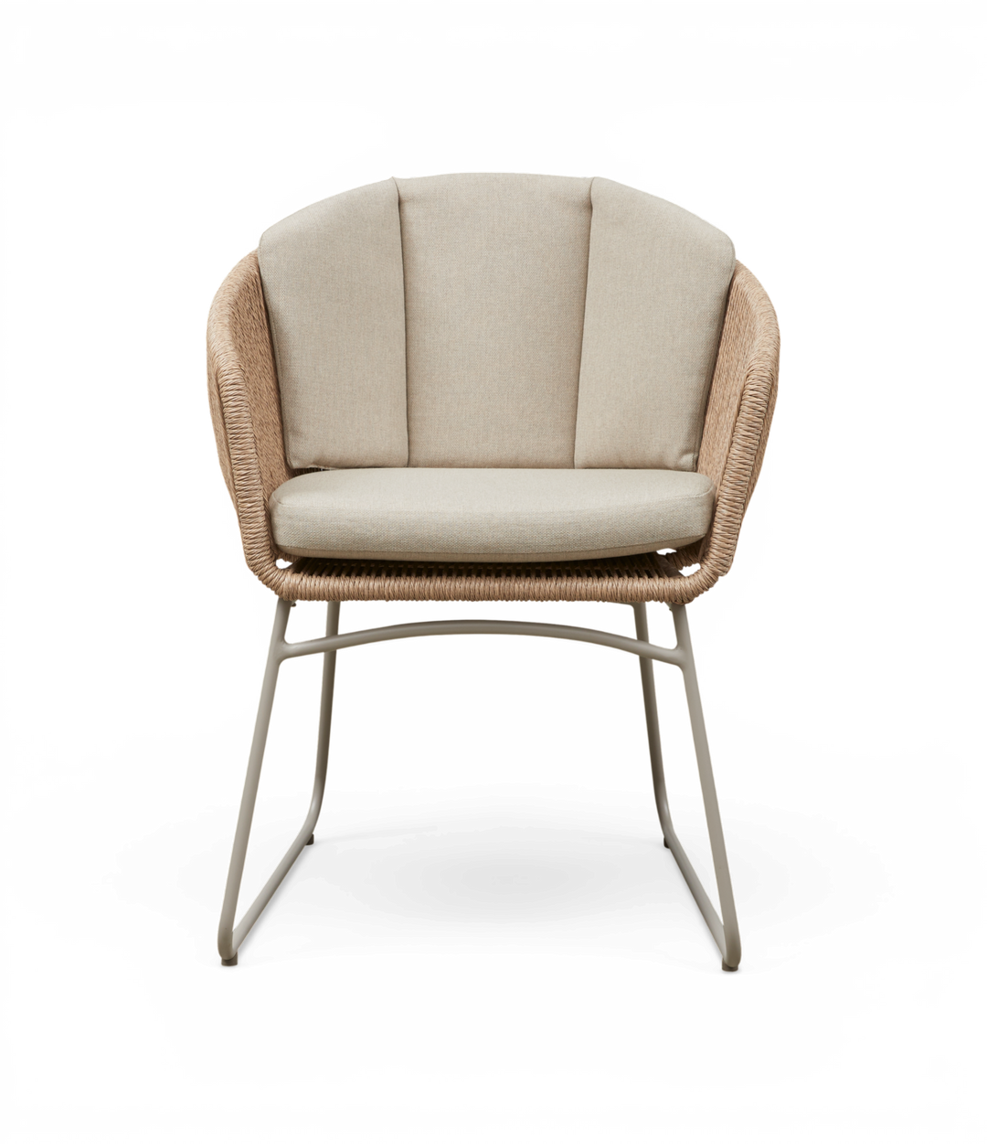 Lys beige loungestol med flettet rattanramme, polstret sæde og tredelt ryg på slanke metalben.