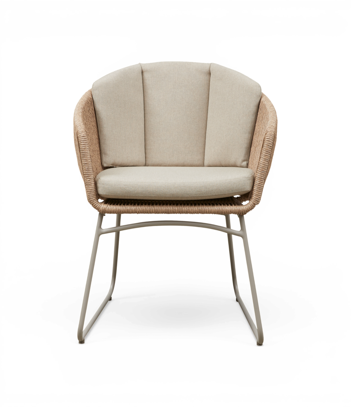 Lys beige loungestol med flettet rattanramme, polstret sæde og tredelt ryg på slanke metalben.
