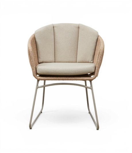 Lys beige loungestol med flettet rattanramme, polstret sæde og tredelt ryg på slanke metalben.