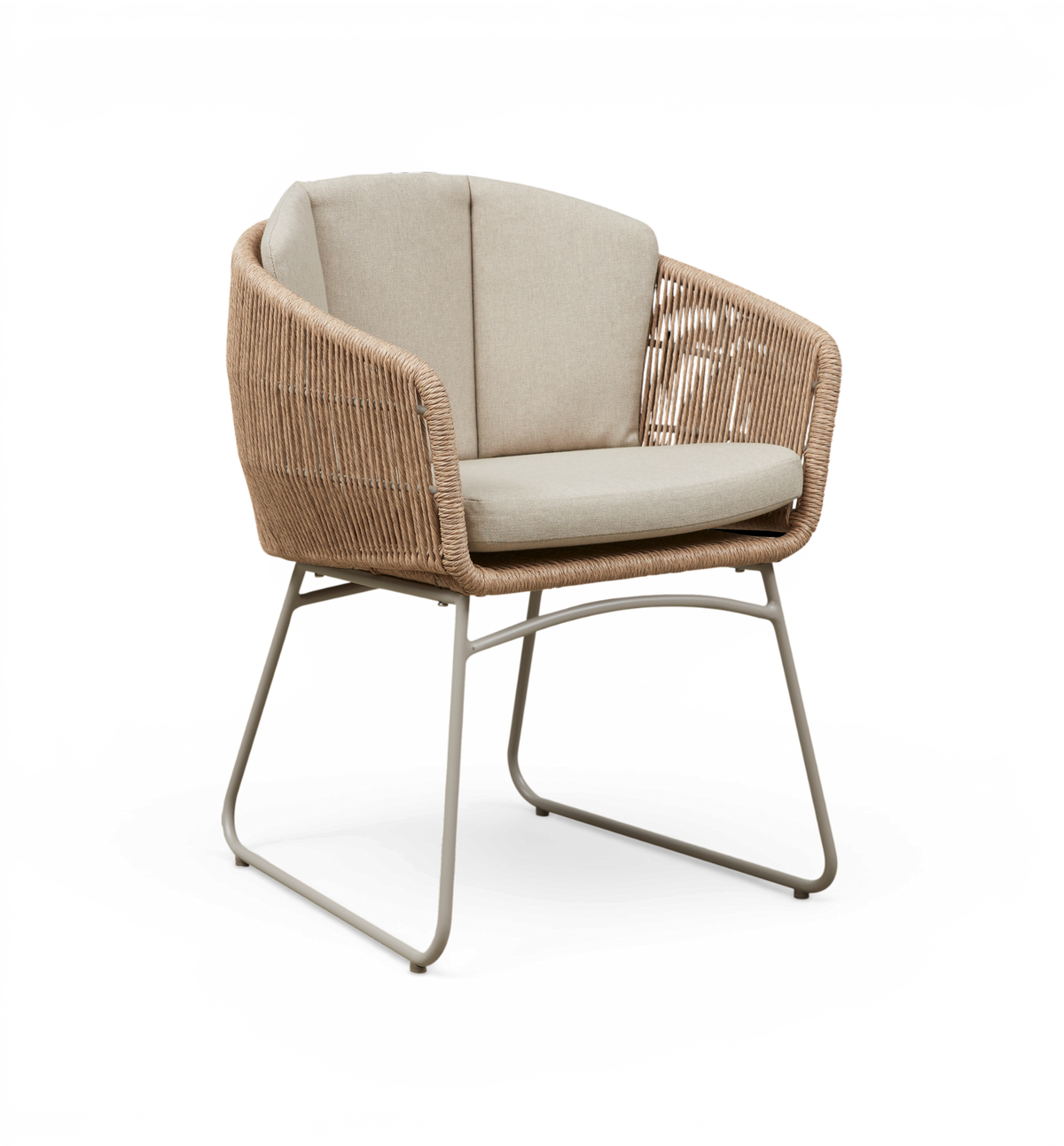 Rund lounge-stol i naturfarvet rebflet med beige hynder og lys metalramme.